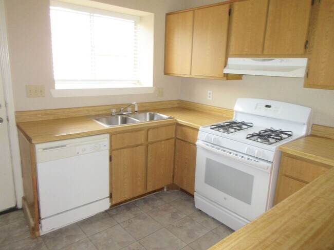 Building Photo - Why rent an aparment when you can have a h...