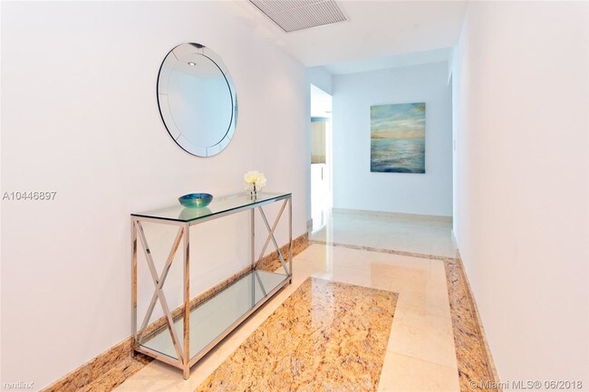 Foto del edificio - 2 br, 2 bath  - 6799 Collins Ave # 60