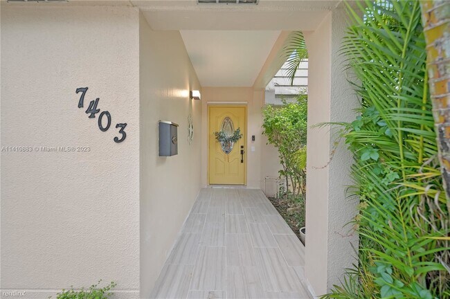 Building Photo - 3 br, 2 bath Townhome - 7403 Twin Sabal Dr...