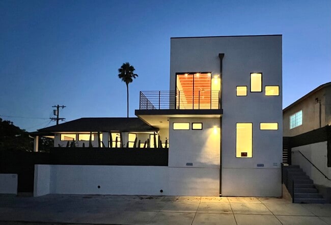 Building Photo - 2076 Blake Ave