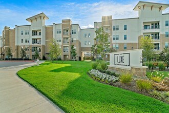 Building Photo - Luxe at Mercer Crossing