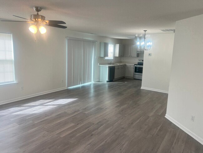 Building Photo - 3 bedroom 2.5 Bath with 2 Car Garage and f...