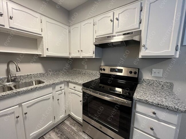 Building Photo - 5011 Kitchener Dr