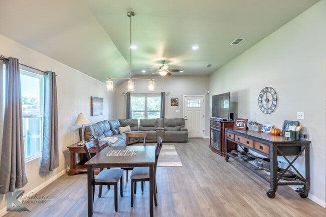 Building Photo - 6 minutes to Stargate data center