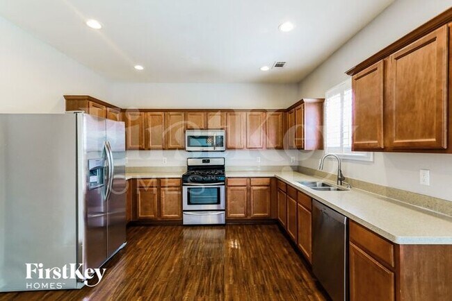 Building Photo - 2439 White Alder Dr NE