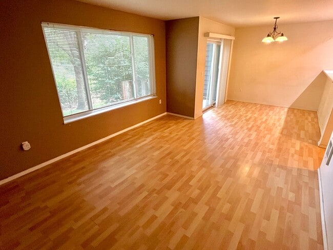 Building Photo - Spacious 2-story 2bedroom + 2.5 bath townh...