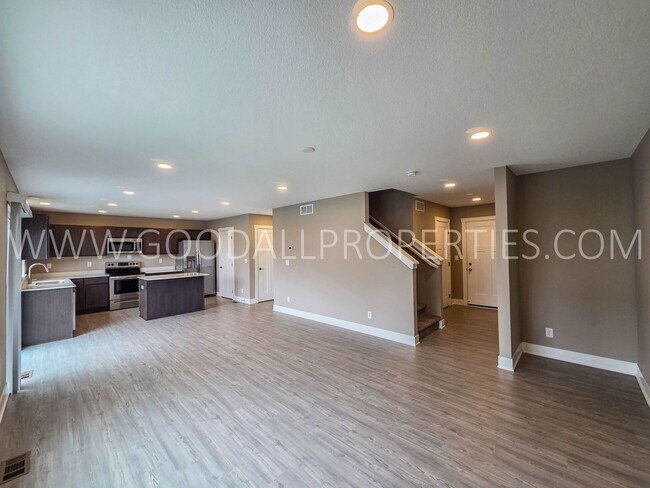 Foto del edificio - 4-Bedroom, 3.5-Bath Home with Walkout Finished Basement in Norwalk