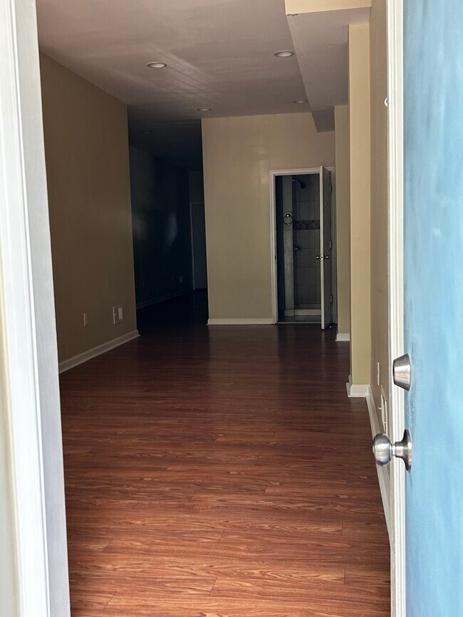 Building Photo - 3 bedrooms 2 bathrooms