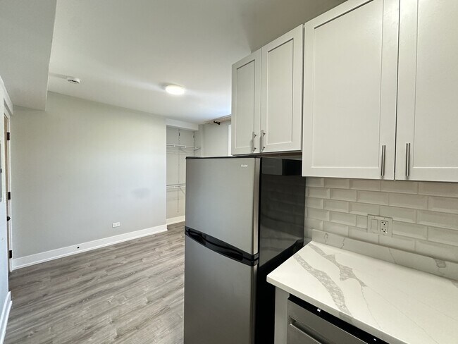 Building Photo - 508 W Belmont