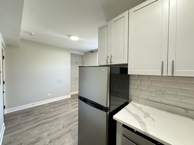 Building Photo - 545 W Belmont