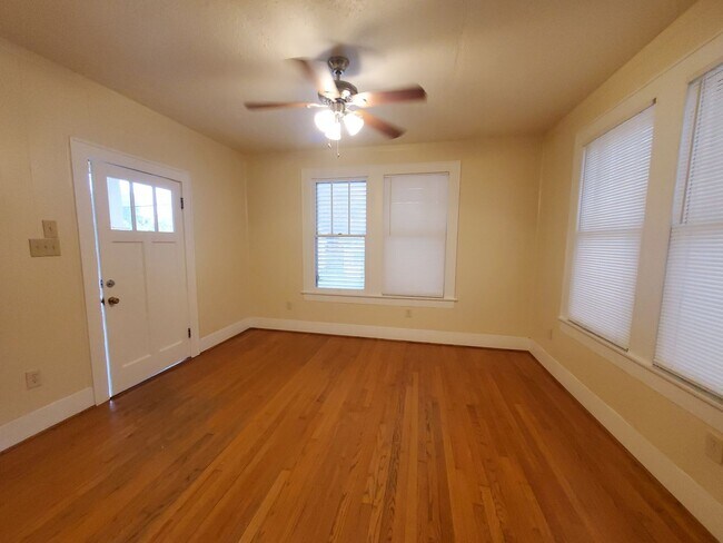 Building Photo - Cute 2 bedroom cottage on corner lot