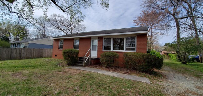 Foto del edificio - 3 Bedroom 1.5 Bathroom House!