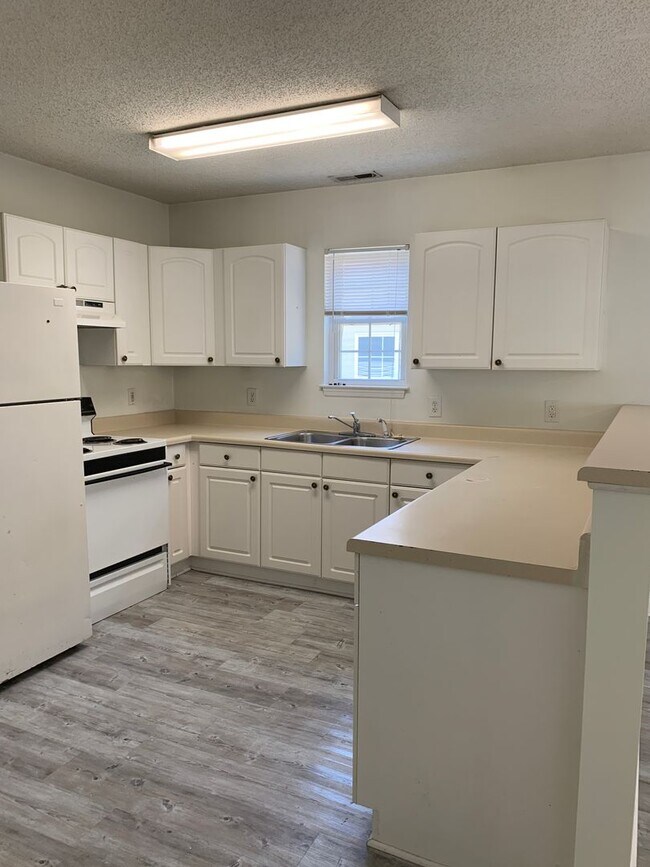 Building Photo - 3 Bedroom 2 Bath House Close to WB (Hillsd...