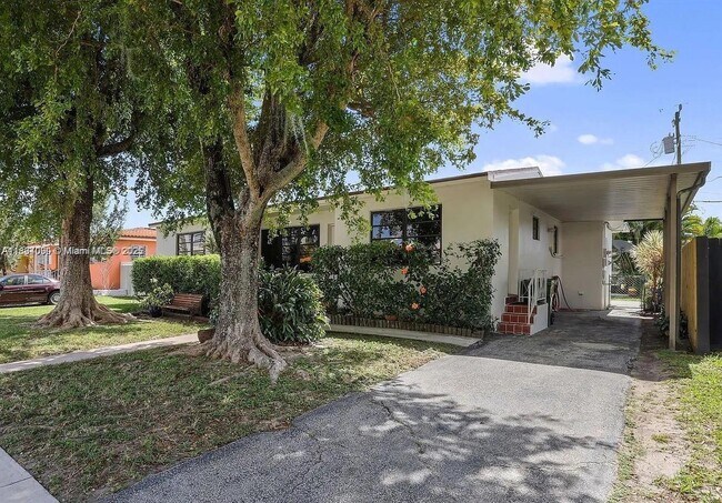 Foto del edificio - 3040 SW 11th St