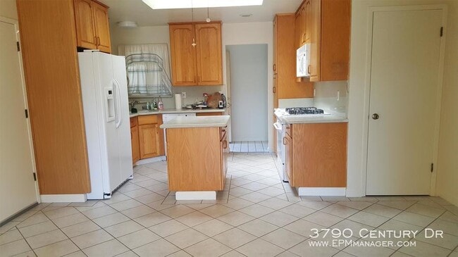 Building Photo - 3790 Century Dr