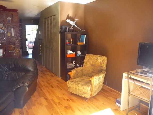 Building Photo - Updated townhome in Golden Hill