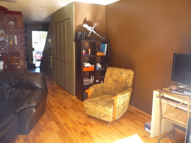 Foto del edificio - Updated townhome in Golden Hill