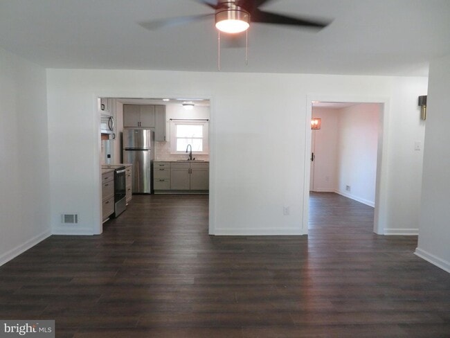 Building Photo - 7895 Pavilion Dr