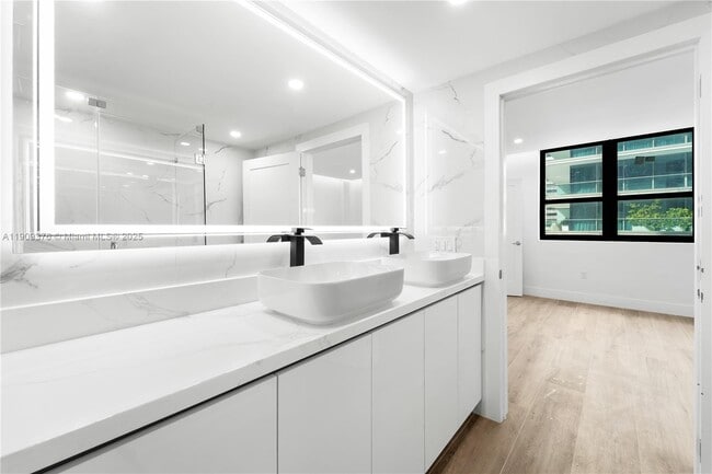 Building Photo - $3,200MONTHLY;10185 COLLINS AVE # 722 BAL HARBOUR, FL 33154