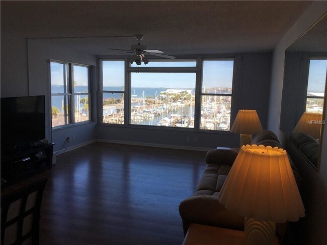 Foto del edificio - 634 Edgewater Dr