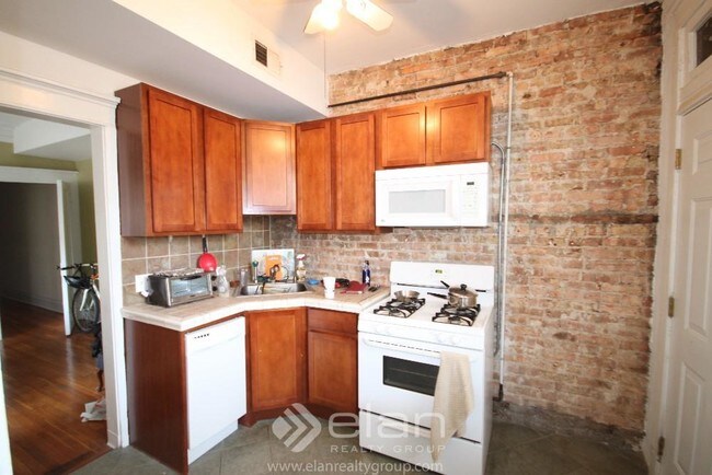 Building Photo - 1304 W Albion Ave