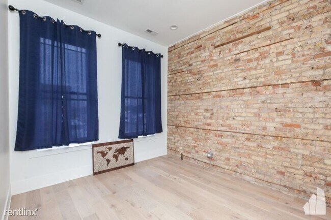 Building Photo - 3059 W Diversey Ave