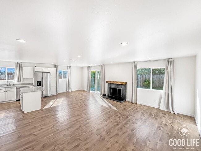 Building Photo - Beautiful 3BD/2BA with Updated Kitchen, 2-Car Detached Garage and A/C in Clairemont!