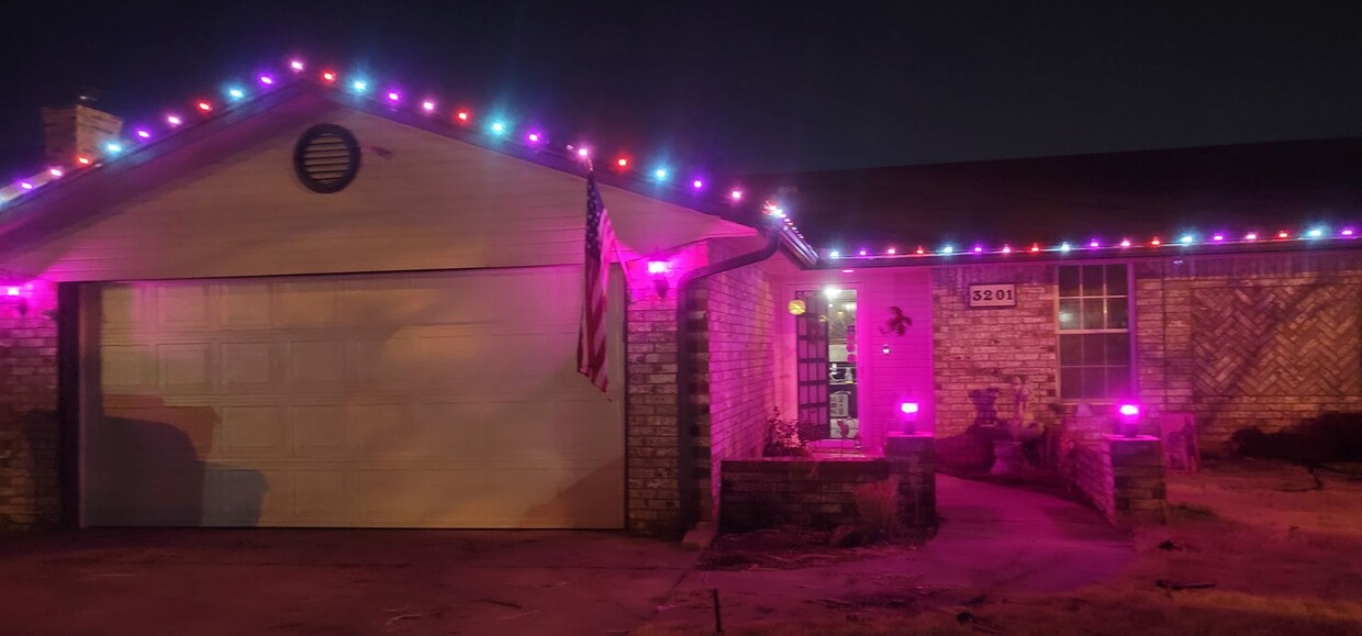 Primary Photo - 3 bedroom, 2 bathroom, 2 car garage in Sou...