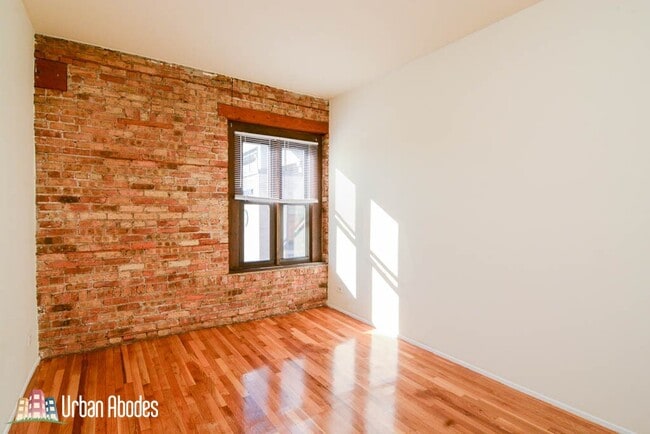 Building Photo - 558 W Wellington Ave