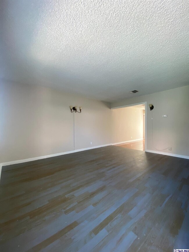 Building Photo - 521 E Valencia Ave