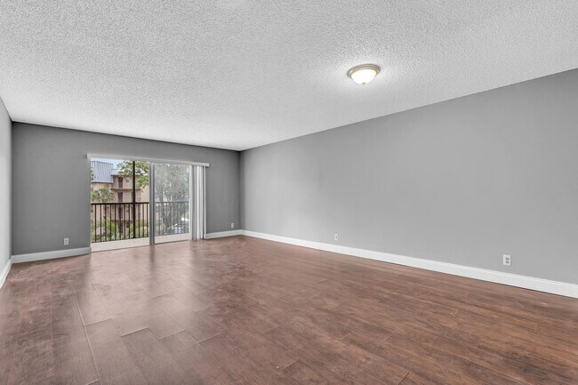 Foto del edificio - 5961 N Falls Circle Dr
