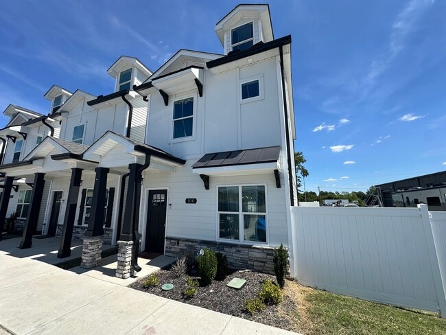 Foto del edificio - FOR LEASE- 4 BED TOWNHOME IN LEBANON TN!