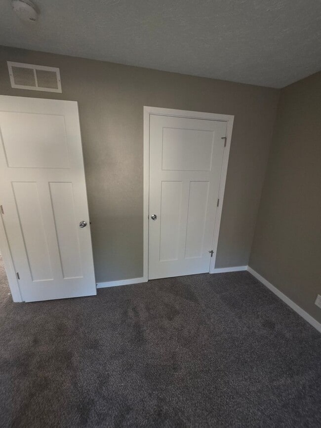 Building Photo - Duplex For Rent! Valley NE