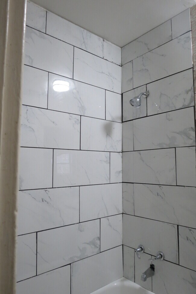 Marble Shower - 928 Burnet Ave