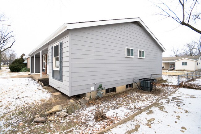 Building Photo - 513 Coachway Ln