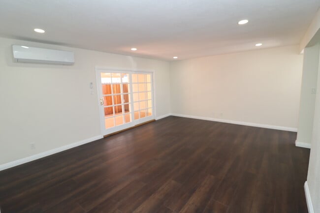 Building Photo - 468 N Cypress St