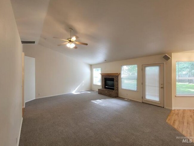 Foto del edificio - Charming 4-Bedroom Home in Eagle - Lawn Care Included!