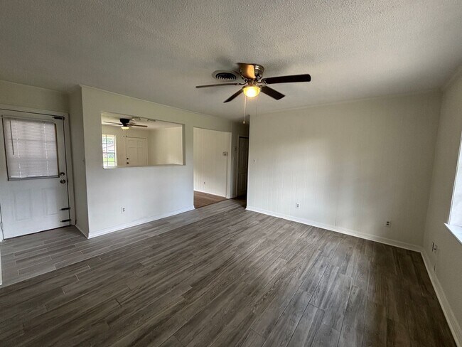 Building Photo - CHARMING UPDATED HOME IN MCRARY'S SOUTHERN HILLS