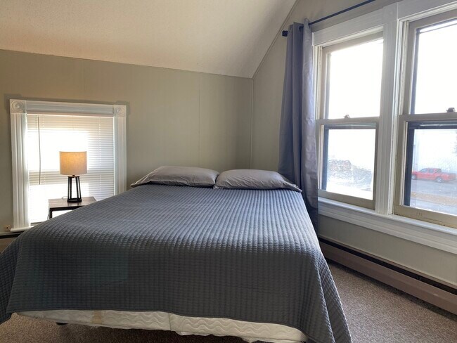 Cómodo dormitorio con cortinas opacas. - 523 21st St N