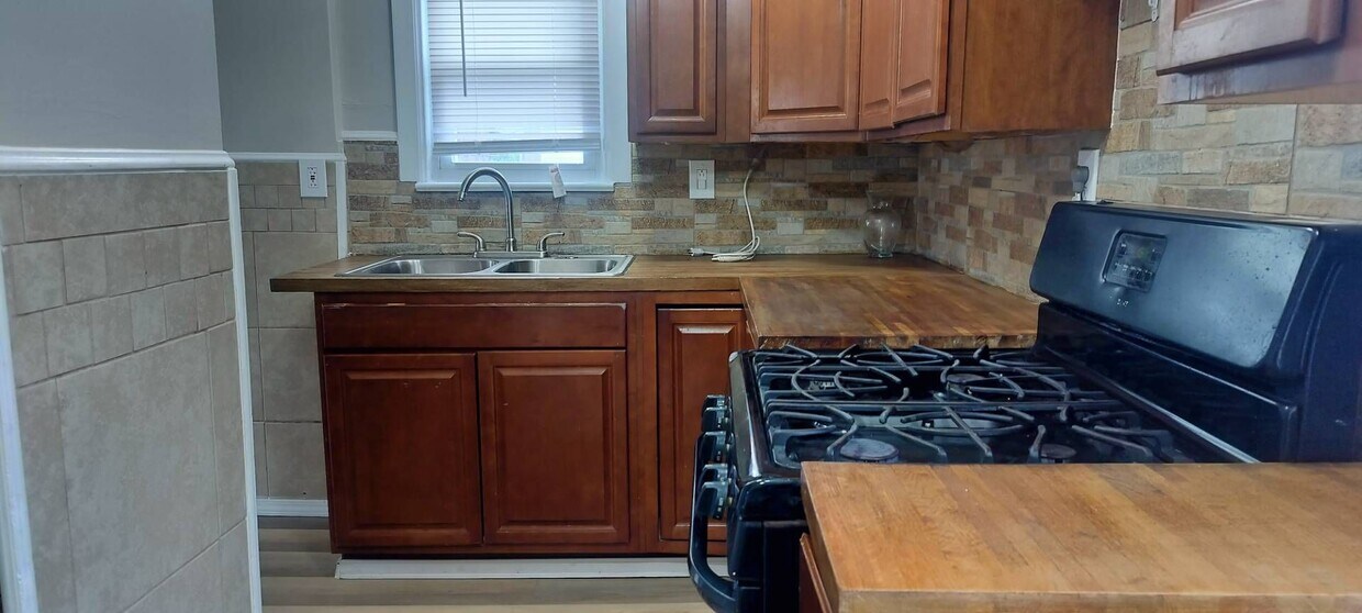 Primary Photo - "Discover Your Dream Home: A Spacious 3-Be...