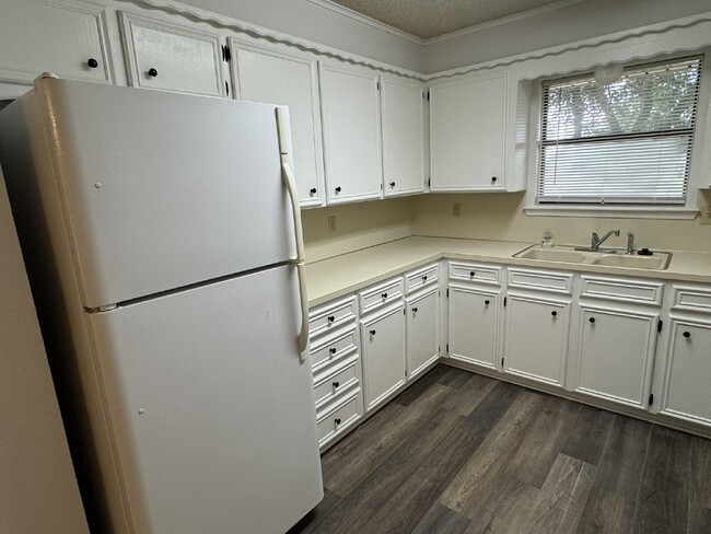 Building Photo - Meticulously maintained 3 bedroom 2 bath!