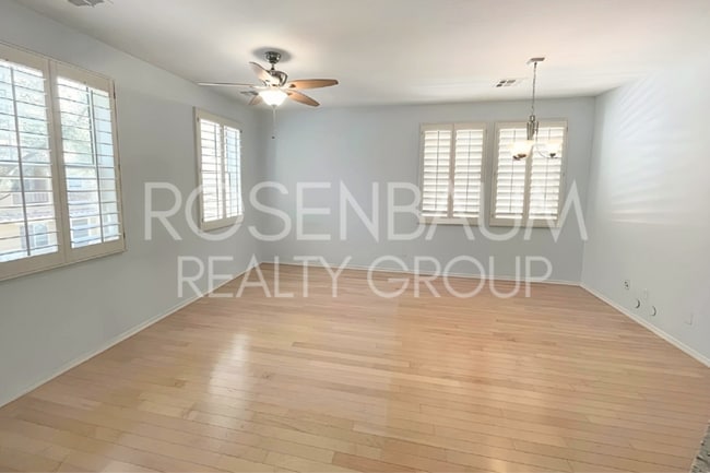 Building Photo - Beautiful 3-bedrooms, 2.5-baths townhouse ...