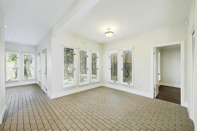 Foto del edificio - 1401 Marshall Ln