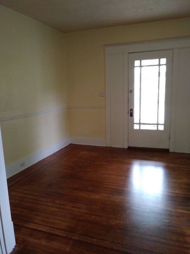 Sala de estar en la puerta principal - 2305 7th Street Rd
