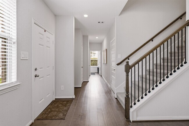 Building Photo - 168 Skybranch Dr