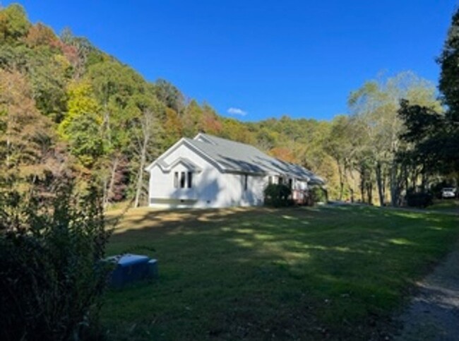Building Photo - 250 River Run Rd