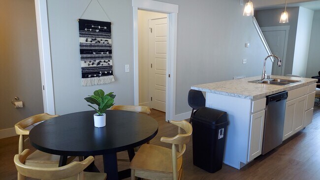 Foto del edificio - 6145 Farmstead Ave