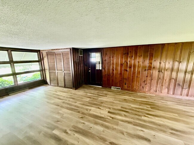 Foto del edificio - Four bedroom, 1.5 bath house in Graham -De...