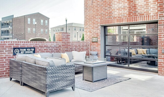 Foto del edificio - 305 E Broadway St