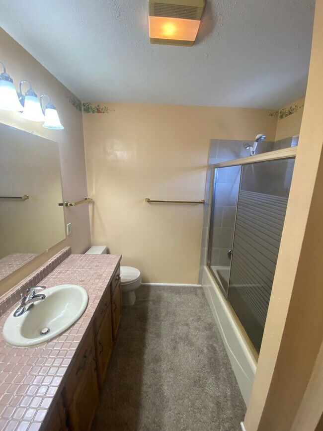 Building Photo - 2565 Everett Dr